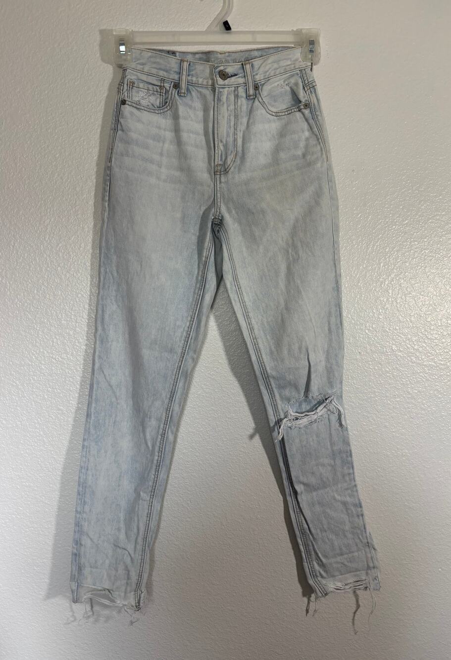 American Eagle Outfitters Women's Size 00 Distressed Light Wash Mom Jeans